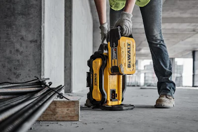 Quickly charges DCBPS0554 for efficiency and productivity, with 80% and 100% LED indicators.