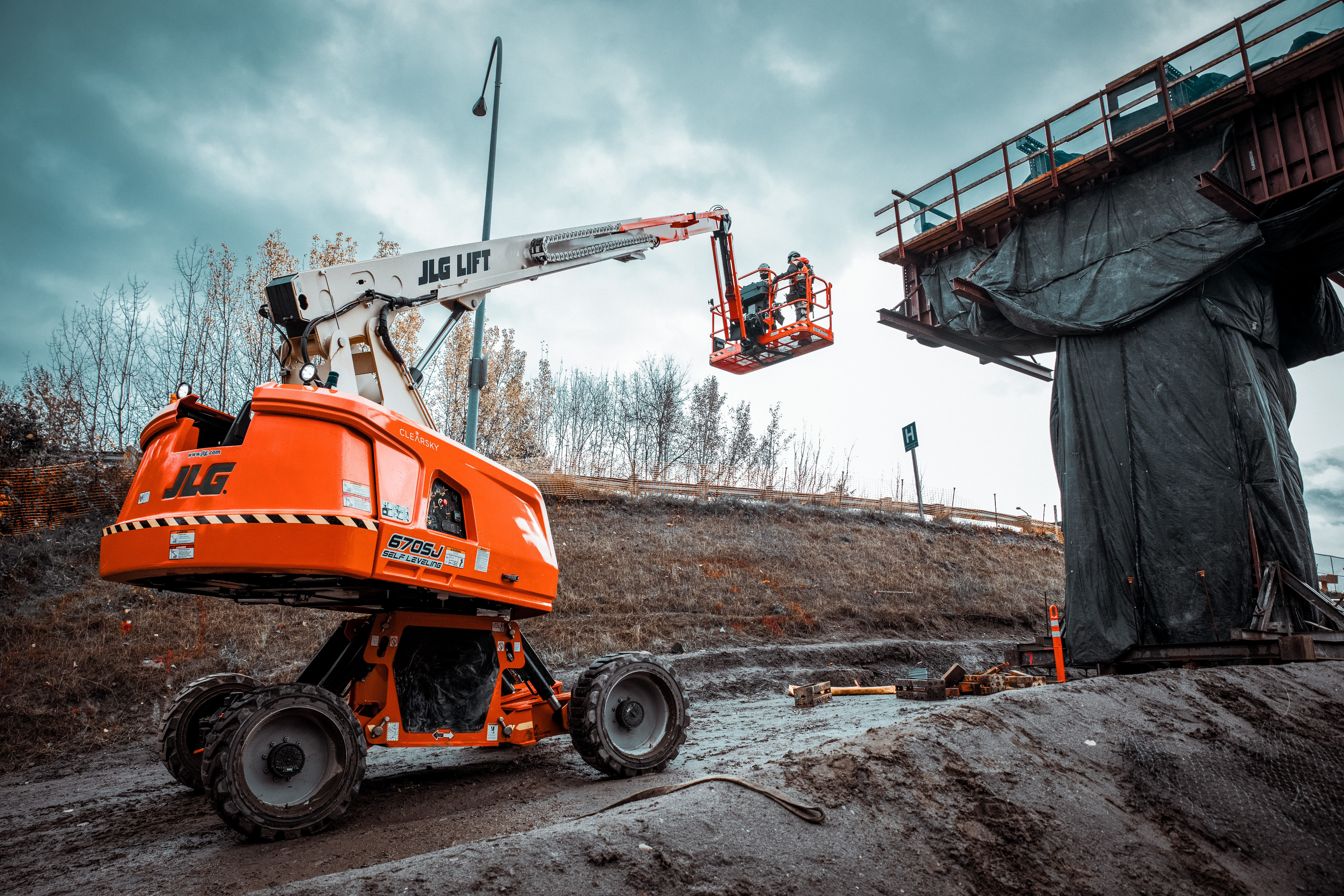 With self-leveling technology, cribbing or grading on the jobsite is not required.
