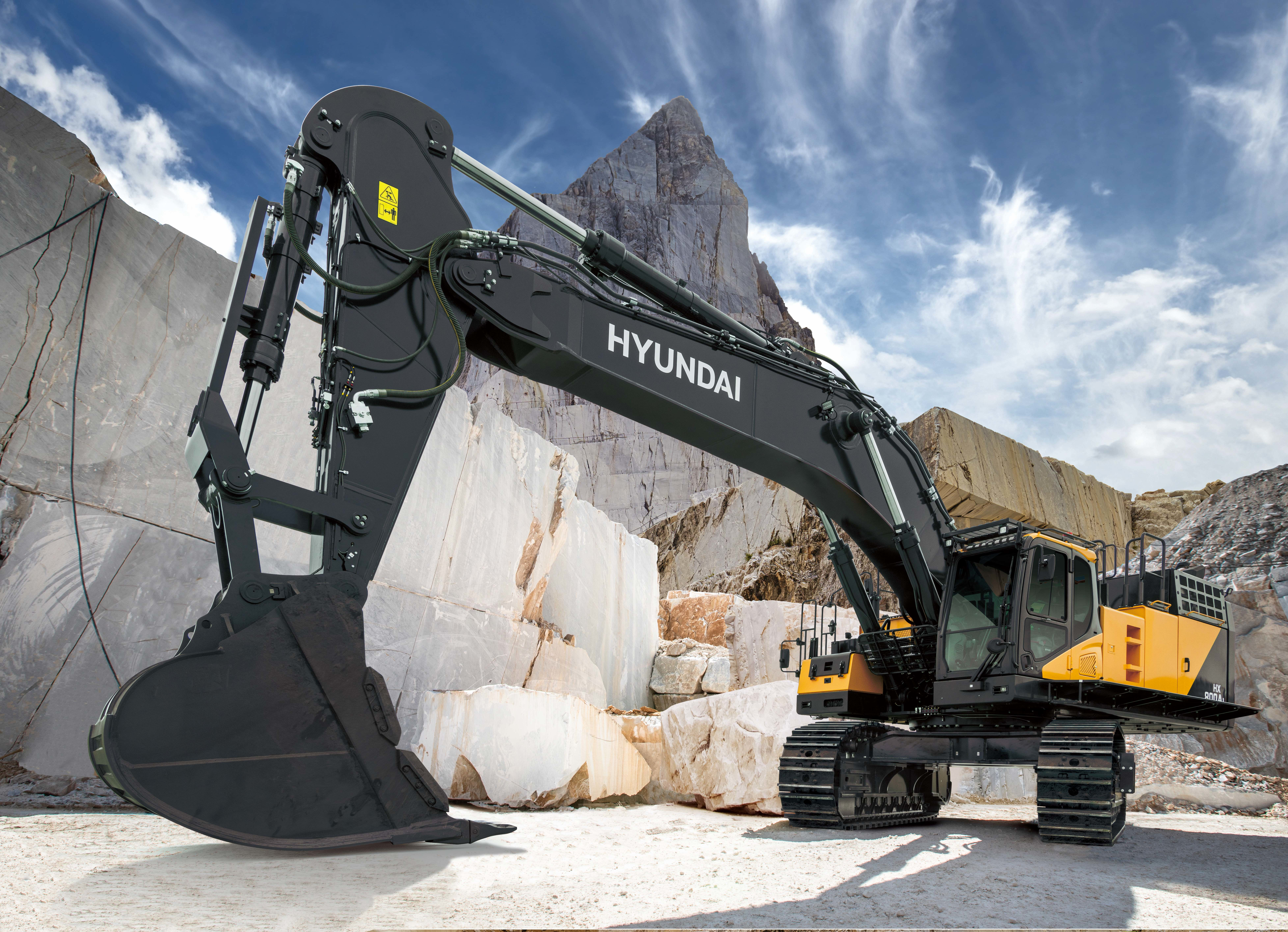 The HX800A L is powered by a 528 net hp (389 kW) engine.