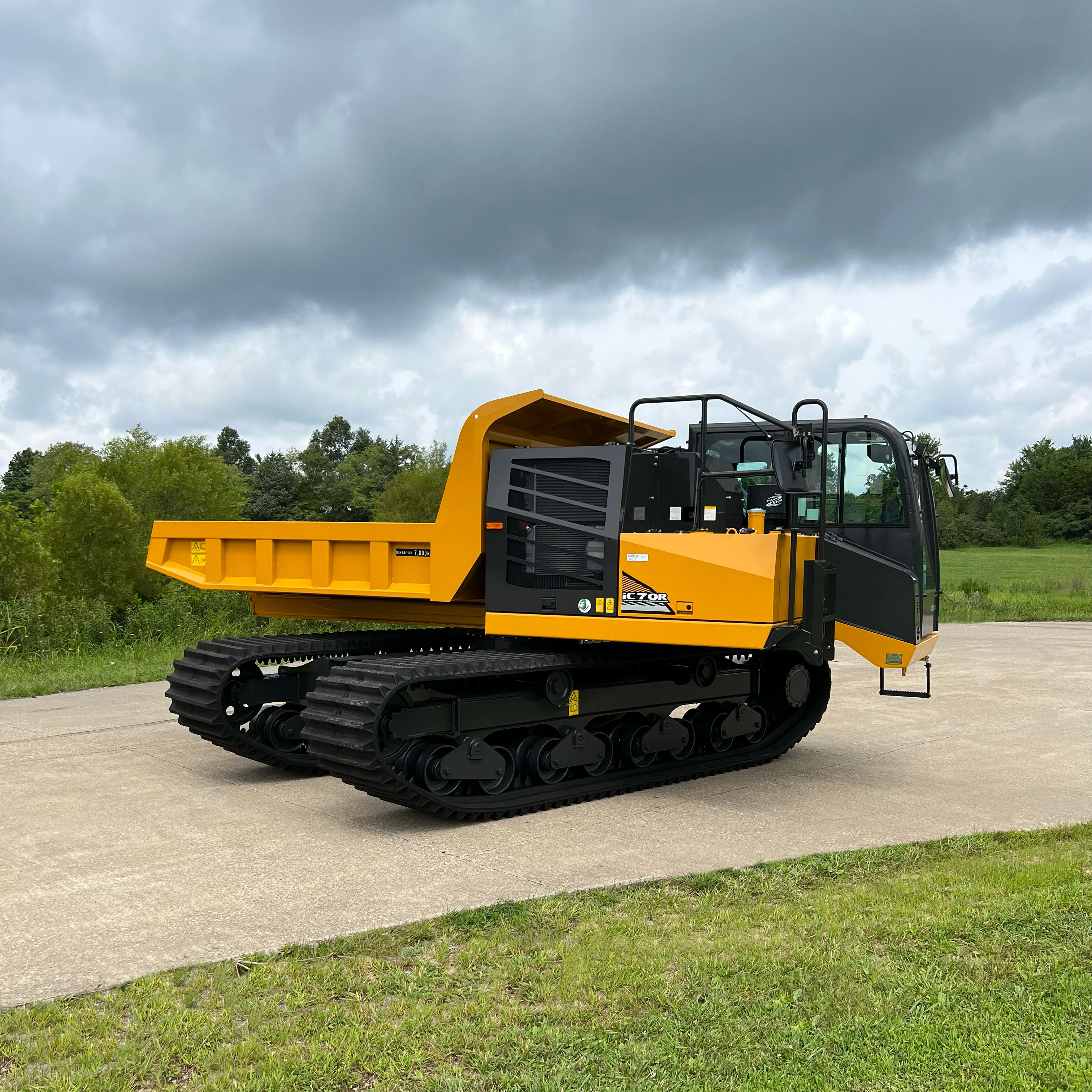 Equipped with a joystick for control, the machine does not need a wide-load permit and can be deployed in tight work areas.