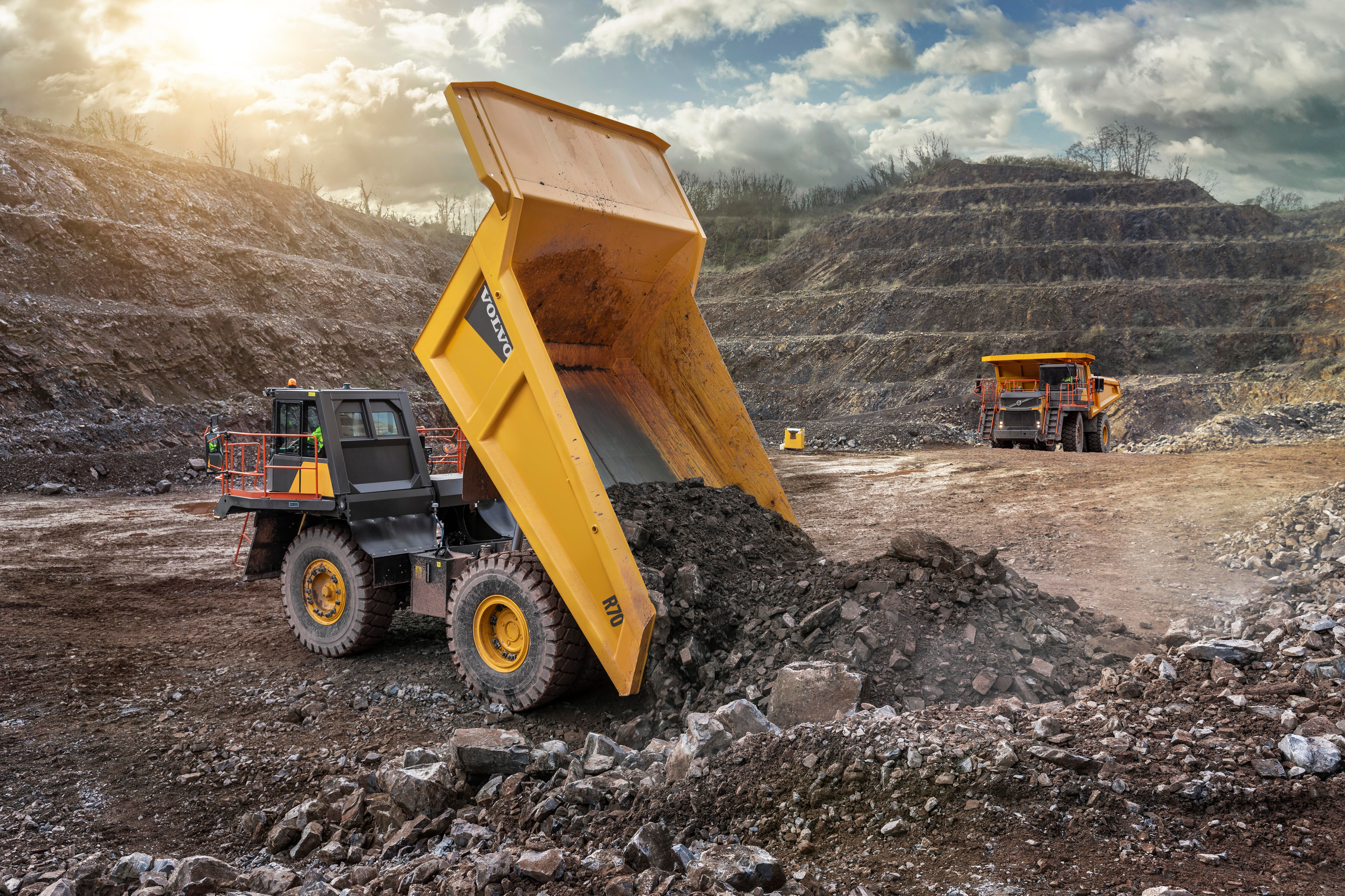 The R70 has a body volume of 55.6 yd3 (42.5 m3), allowing the machine to be used with Volvo’s EC950 crawler excavator and L350H wheel loader.