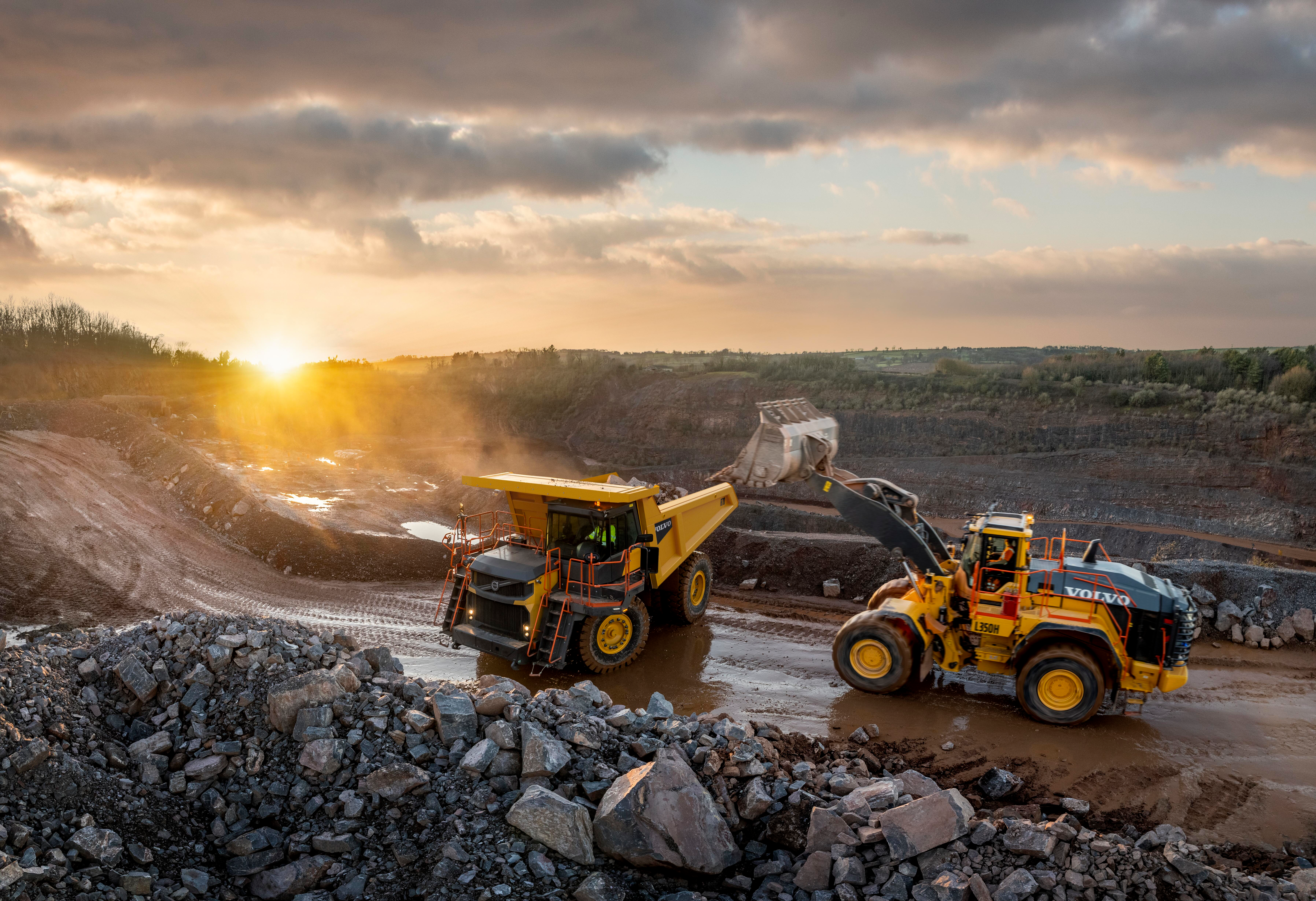 The R60 has a body volume of 47 yd3 (36 m3) and the R70 offers 55.6 yd3 (42.5 m3), allowing the machines to be used with Volvo’s EC950 crawler excavator and L350H wheel loader.
