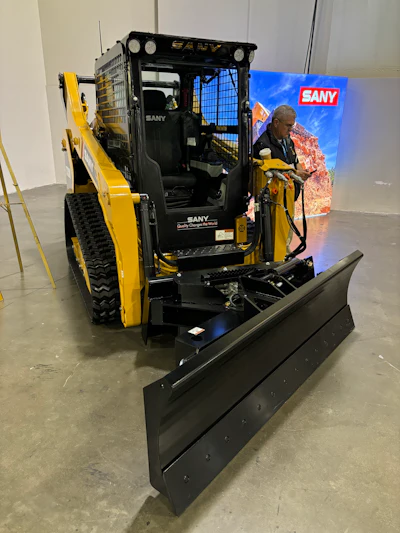 The ST230V maximizes operator efficiency and productivity with its hydraulic quick-coupler-ready design and high-flow auxiliary hydraulics.