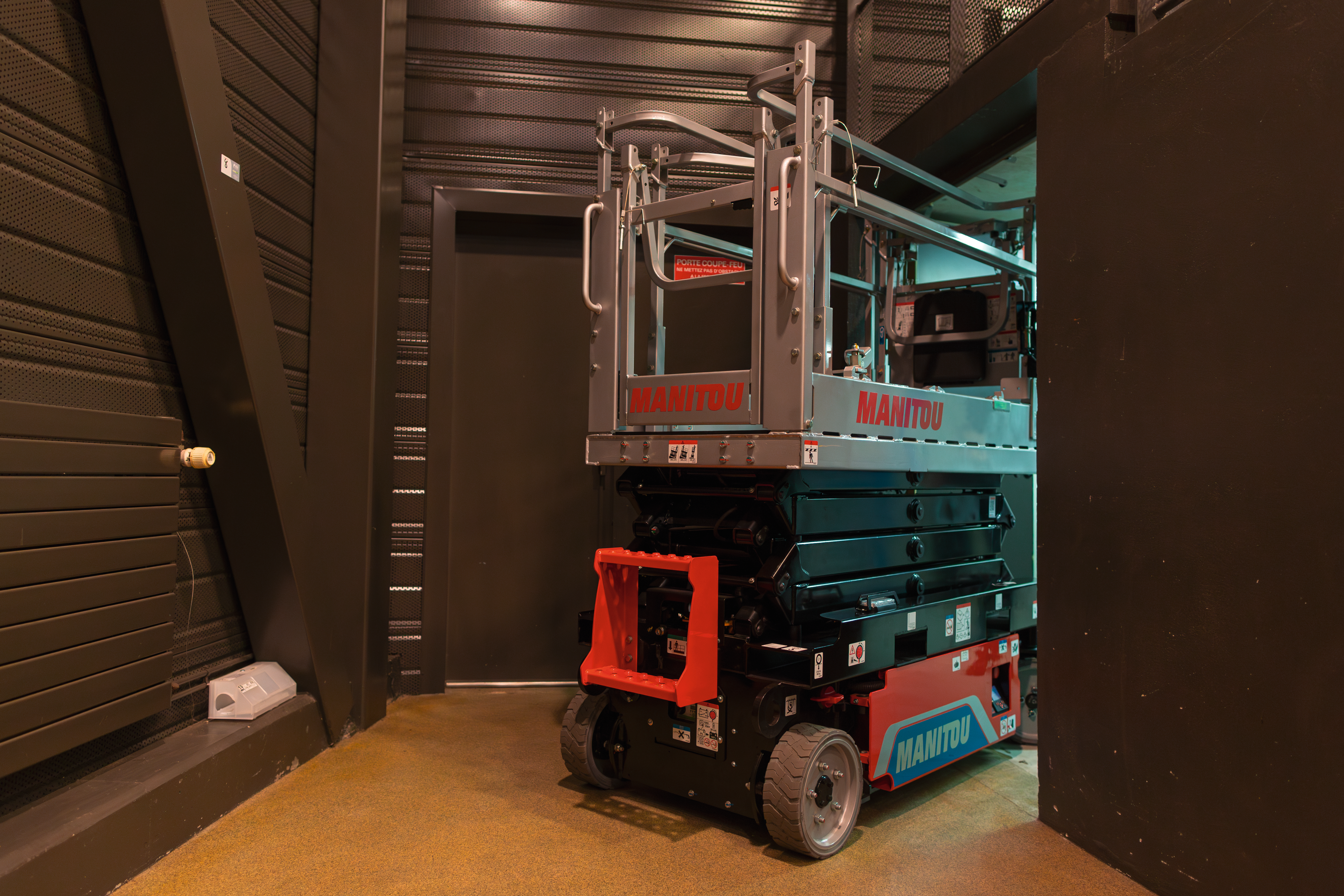 The SE 1932 Electric Scissor Lift