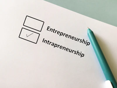 Checklist comparing entrepreneurship and intrapreneurship, with intrapreneurship selected