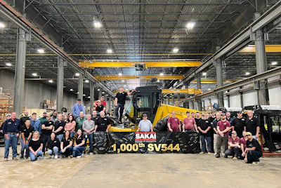 Sakai team celebrates 1,000th SV544 construction machine in industrial warehouse